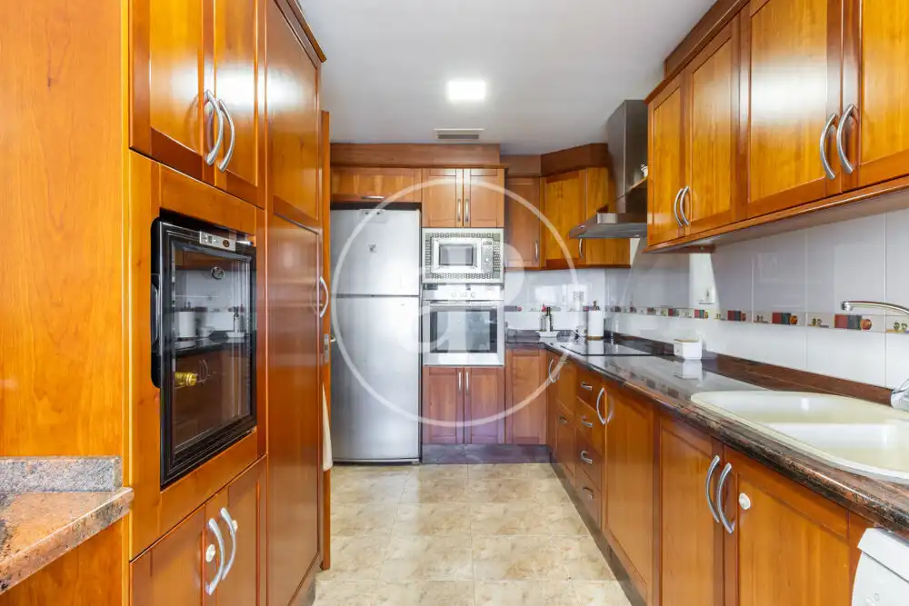 Piso en venta en Avinguda Cardenal Vicent Enrique I Tarancó, Piscinas