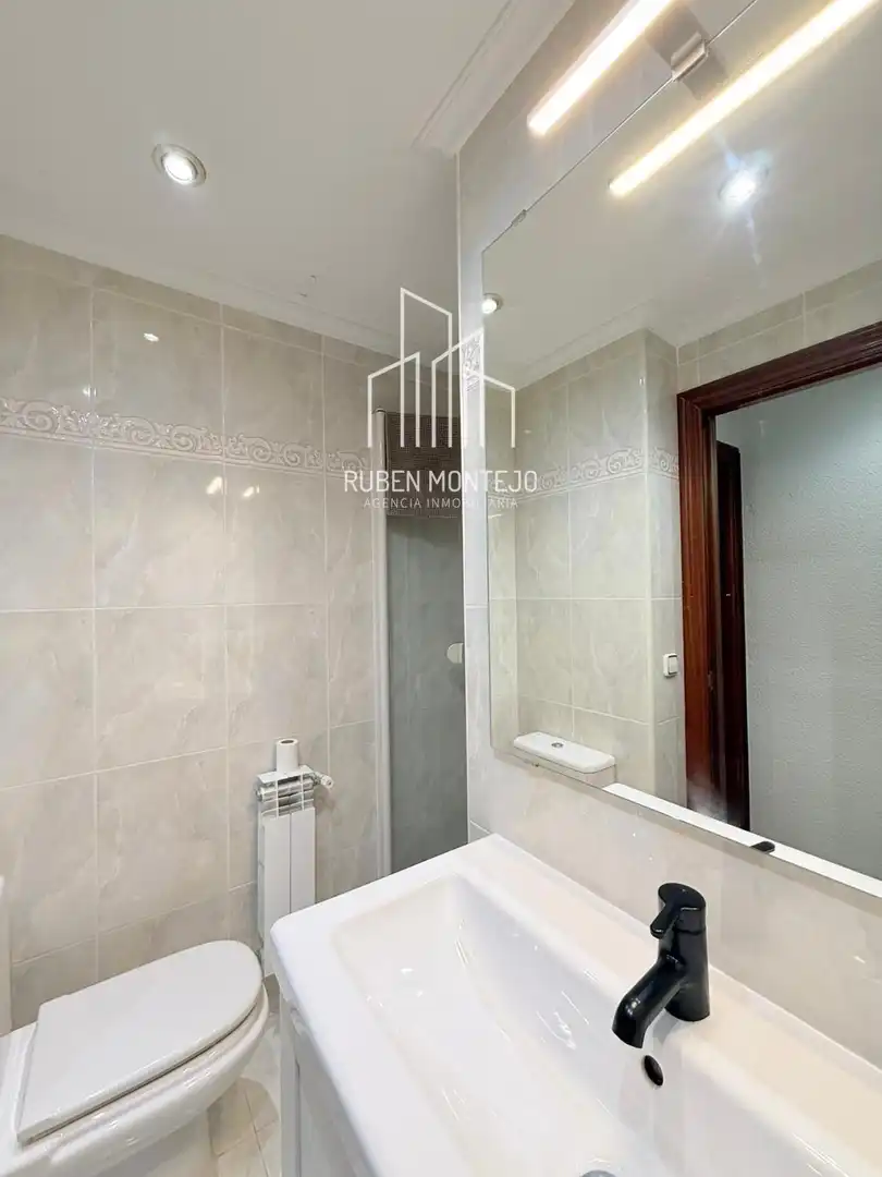 Bathroom of Flat for rent in Salamanca  with Heating, Terrace and Furnished