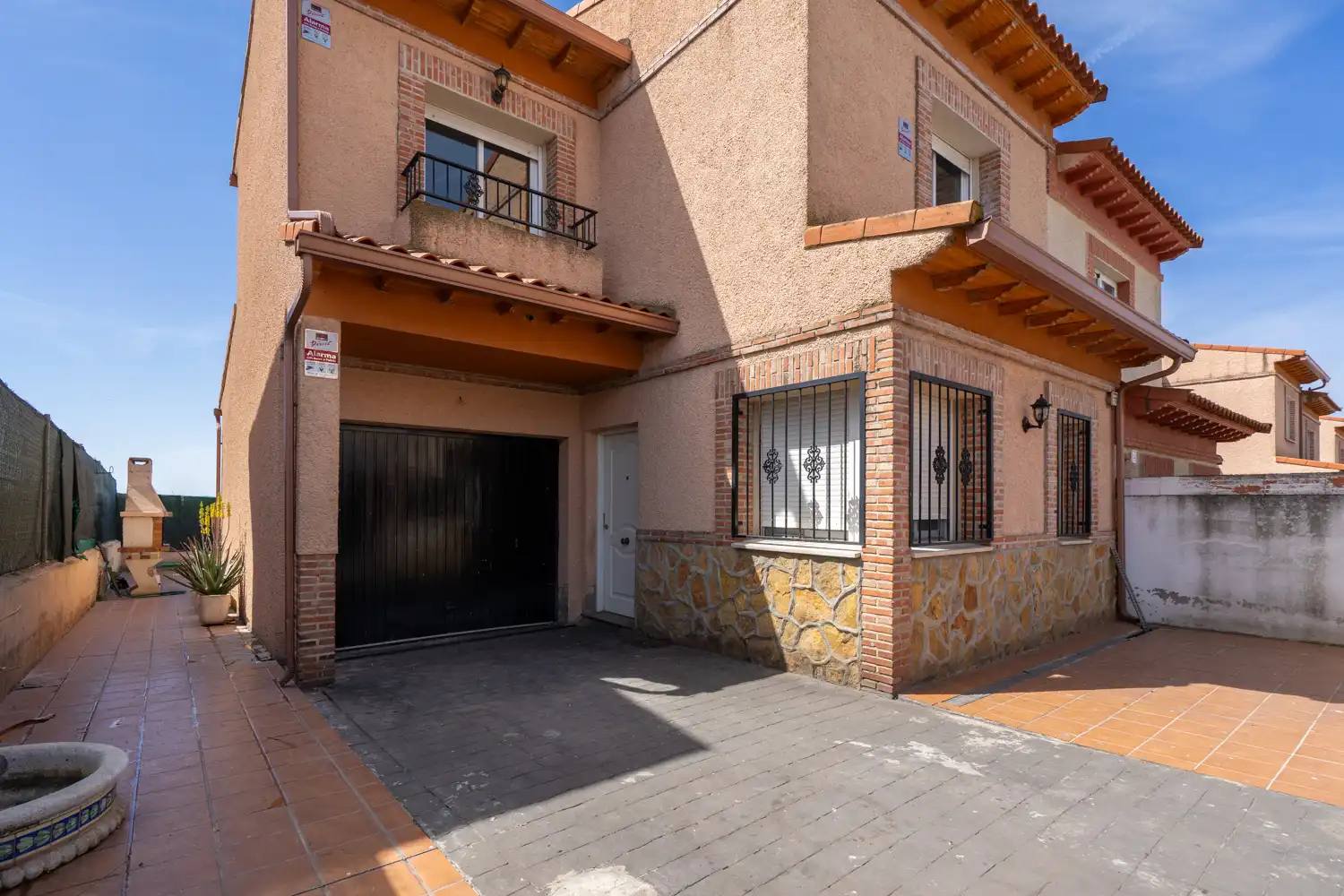 Vista exterior de Casa adosada en venta en Santa Cruz del Retamar con Calefacción y Piscina