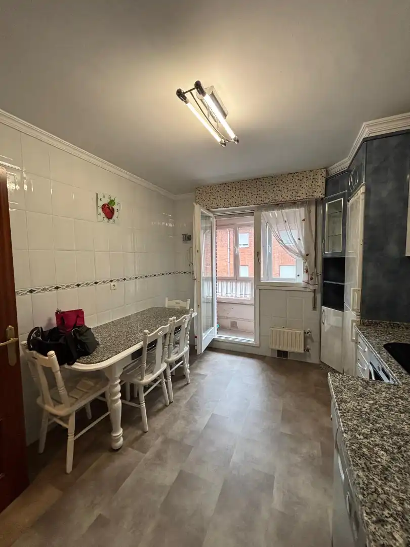Cocina de Piso en venta en Gijón  con Calefacción, Parquet y Trastero