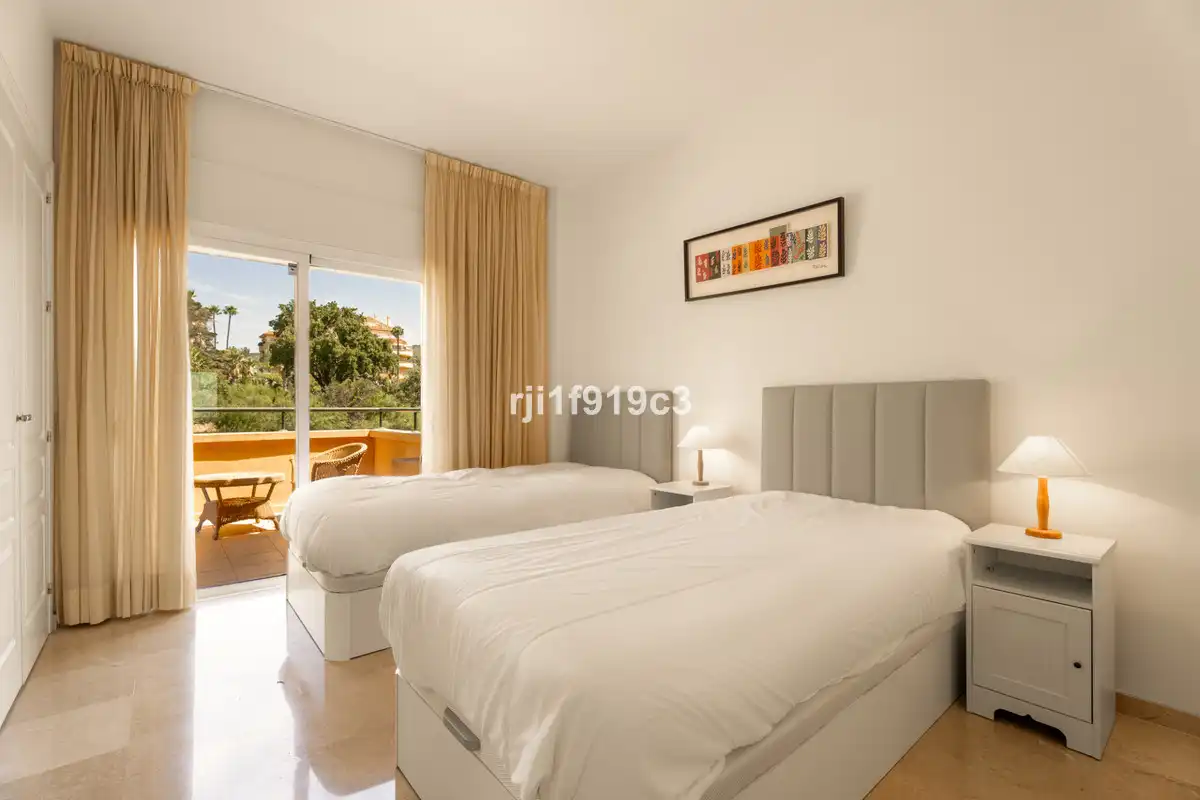 Dormitori de Pis en venda en Marbella amb Aire condicionat, Terrassa i Traster