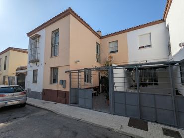 Casa aparellada amb jardí en venda a Cantillana