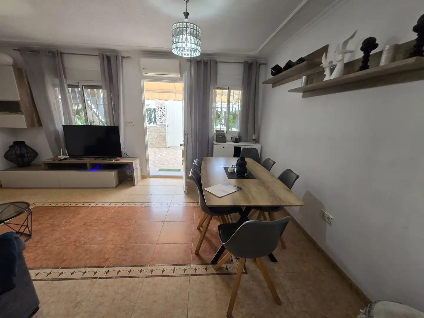 Casa bifamiliare con terrazza in vendita a Calle de las Azucenas 744, imagen 2