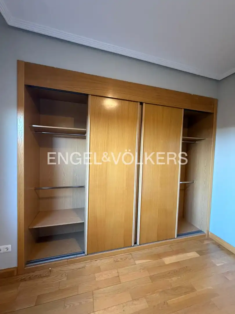 Habitación de Apartamento de alquiler en San Sebastián de los Reyes con Aire acondicionado, Calefacción y Jardín privado
