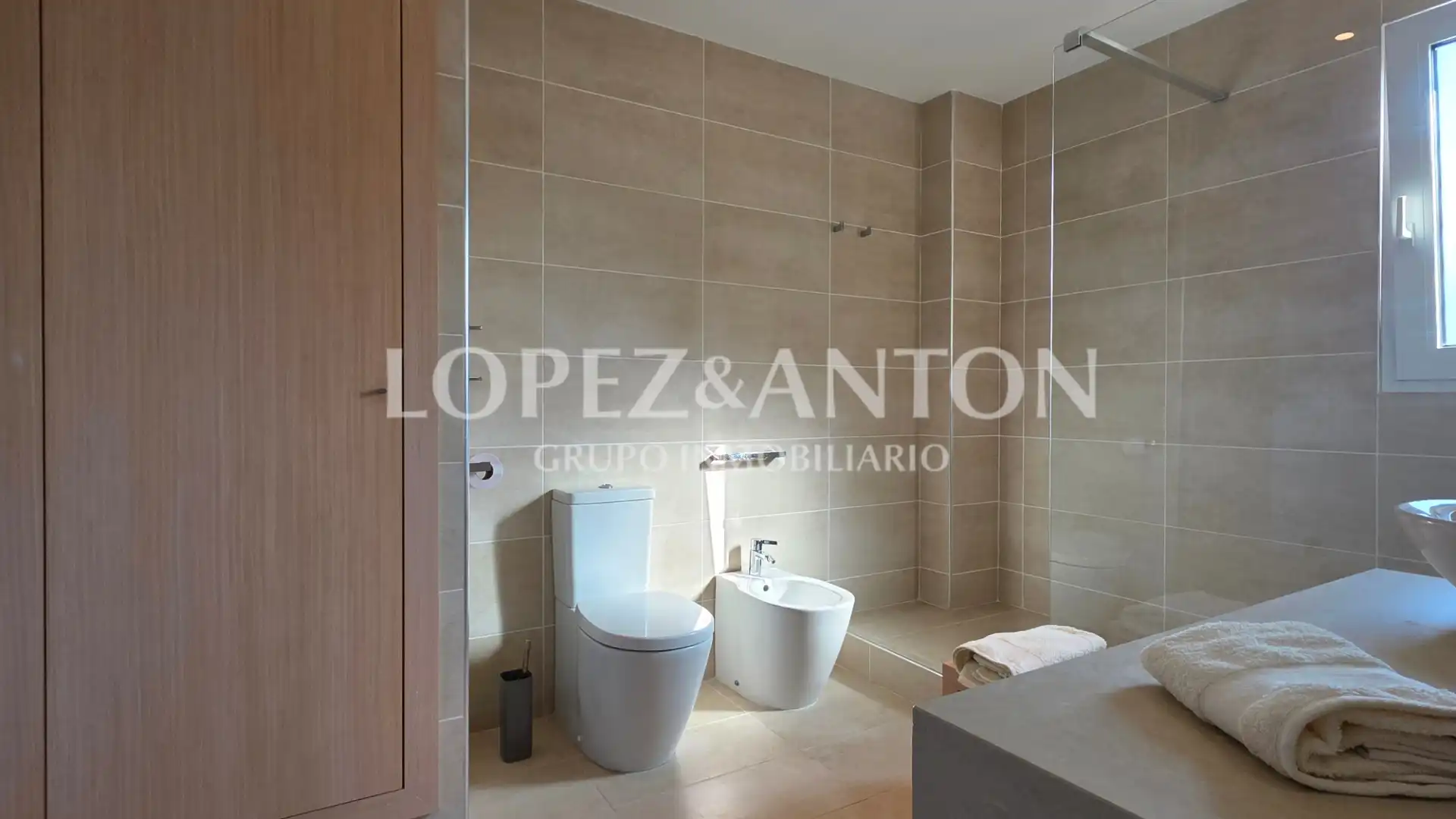 Bathroom of Houses for sale in L'Eliana  with Air Conditioner, Private garden and Terrace