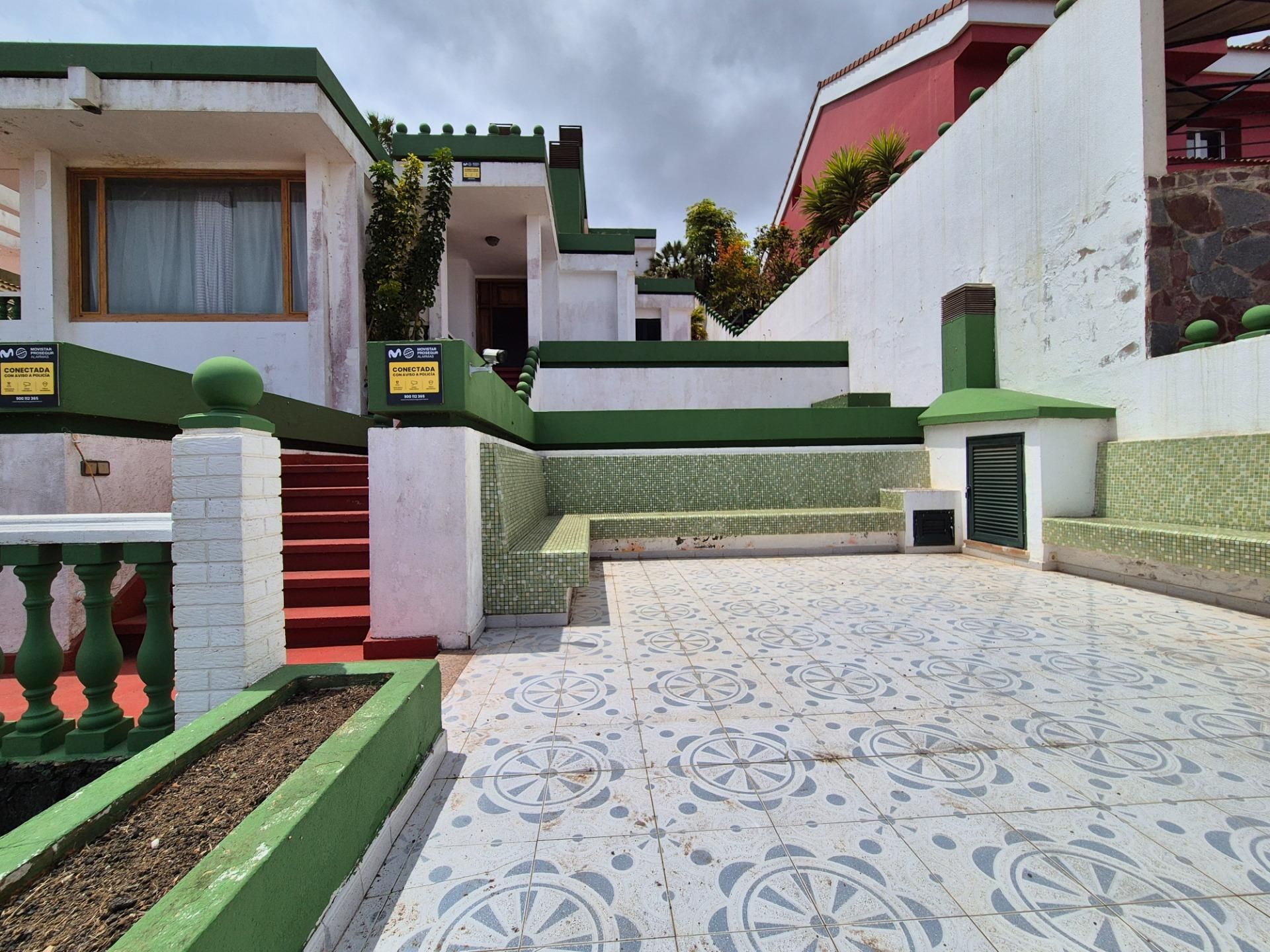 Vista exterior de Casa o xalet en venda en Las Palmas de Gran Canaria amb Calefacció, Jardí privat i Parquet