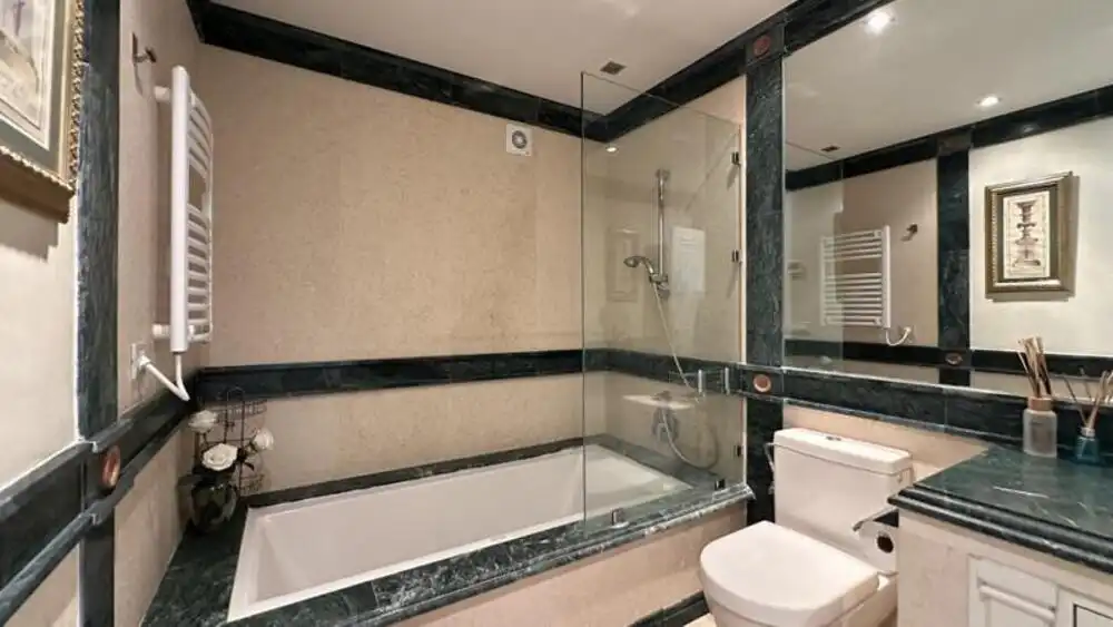 Bany de Apartament de lloguer en Estepona amb Aire condicionat, Terrassa i Piscina