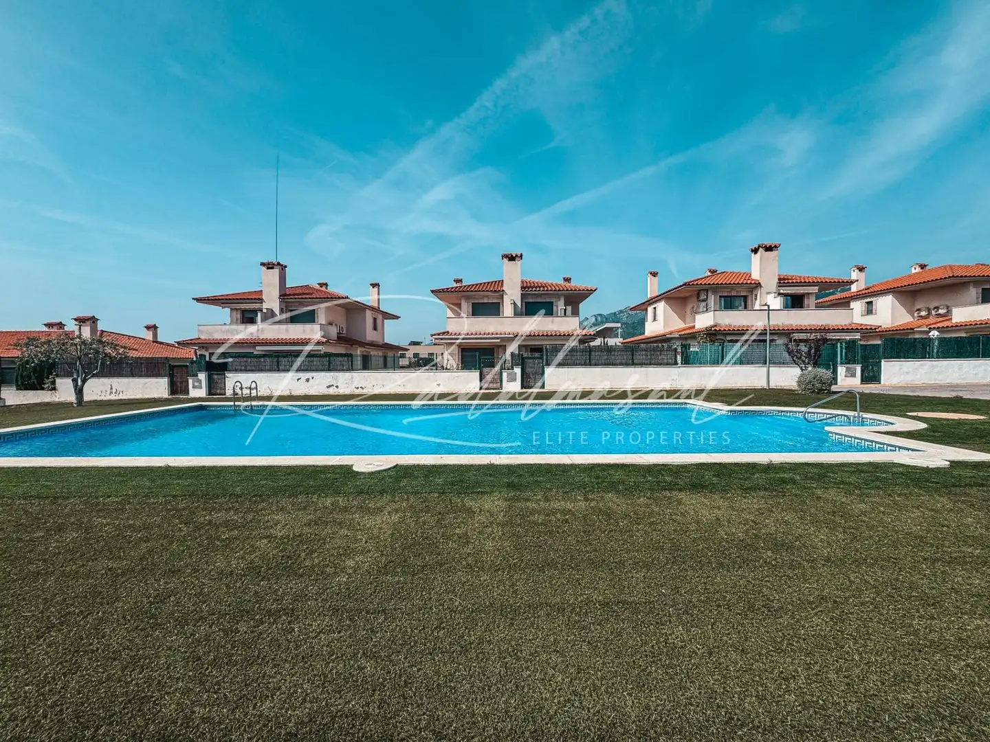 Casa pareada con piscina en venta en Carrer Carrer Migjorn