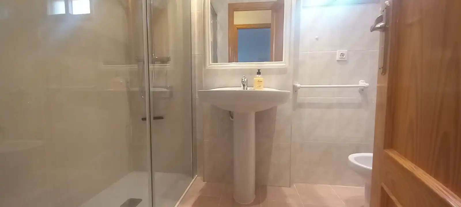 Baño de Apartamento de alquiler en Gandia con Aire acondicionado, Calefacción y Amueblado
