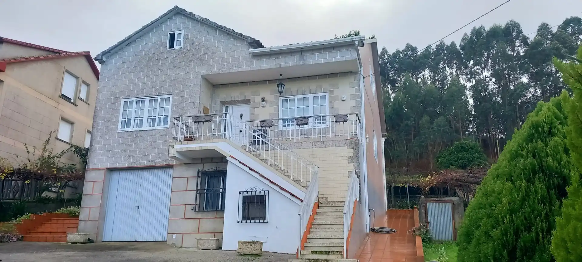 Vista exterior de Casa o xalet en venda en Vilagarcía de Arousa amb Calefacció, Jardí privat i Terrassa
