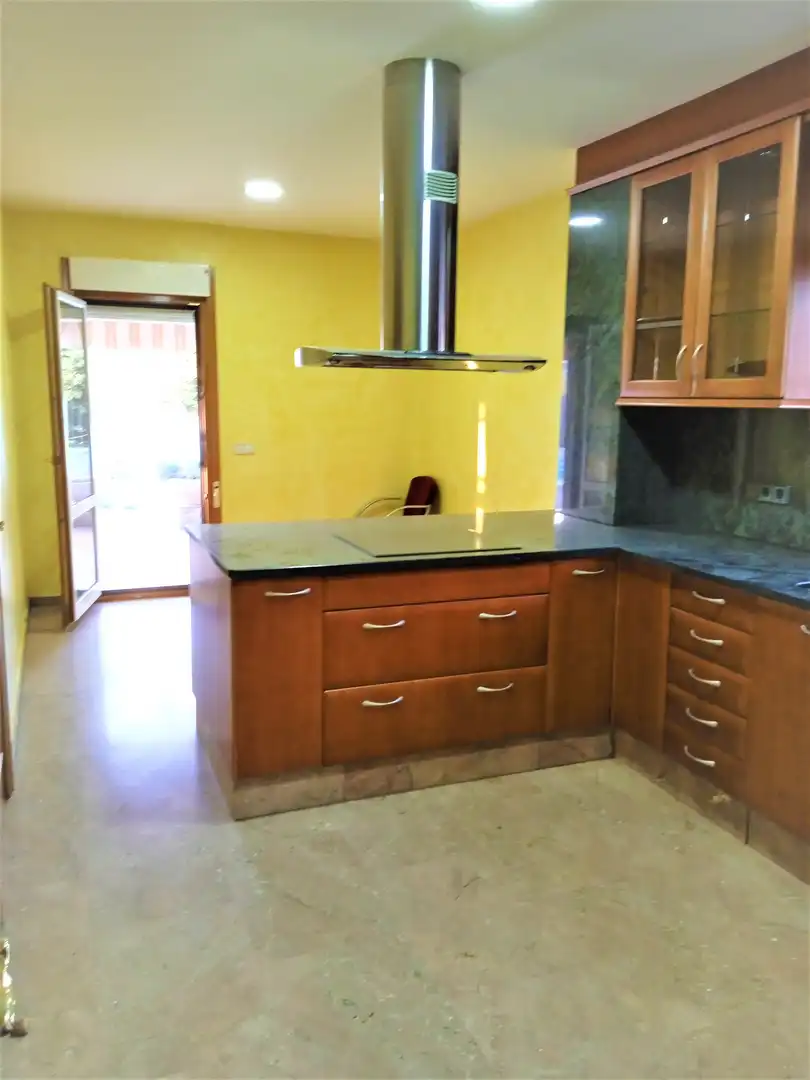 Cuina de Casa o xalet en venda en Riudellots de la Selva amb Aire condicionat, Calefacció i Jardí privat