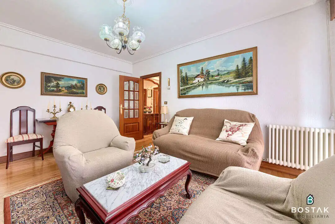 Living room of Flat for sale in Bilbao   with Heating, Furnished and Balcony