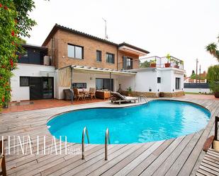 Piscina de Casa o xalet en venda en Castelldefels amb Aire condicionat, Calefacció i Jardí privat