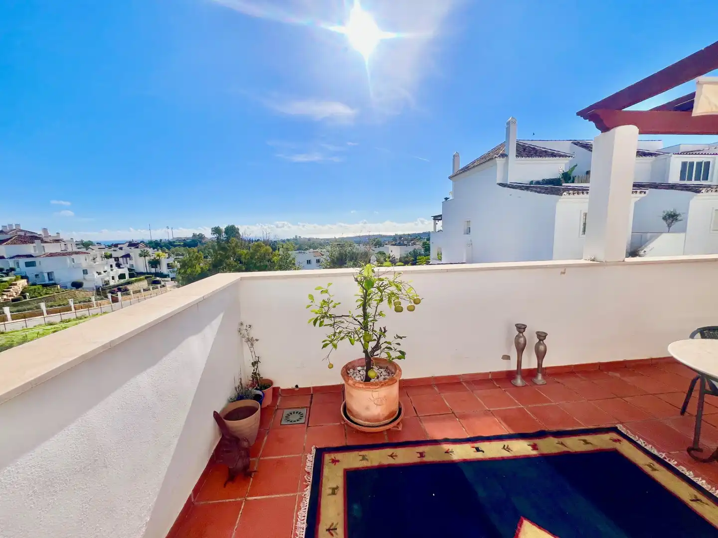 Außenansicht von Wohnungen zur Miete in Marbella mit Klimaanlage, Terrasse und Schwimmbad