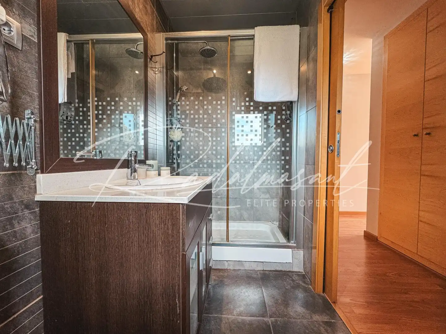 Badezimmer von Einfamilien-Reihenhaus zum Verkauf in Perafort mit Klimaanlage, Privatgarten und Parkett