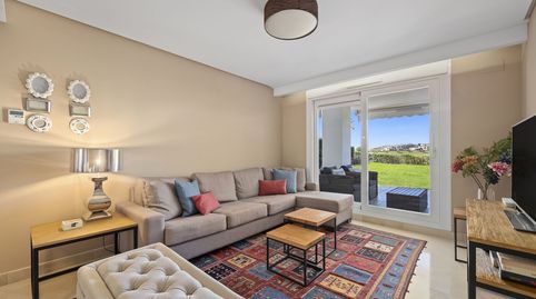 Bajo Exclusivo con Vistas al Golf y Jardín Privado en Los Roble, imatge 3