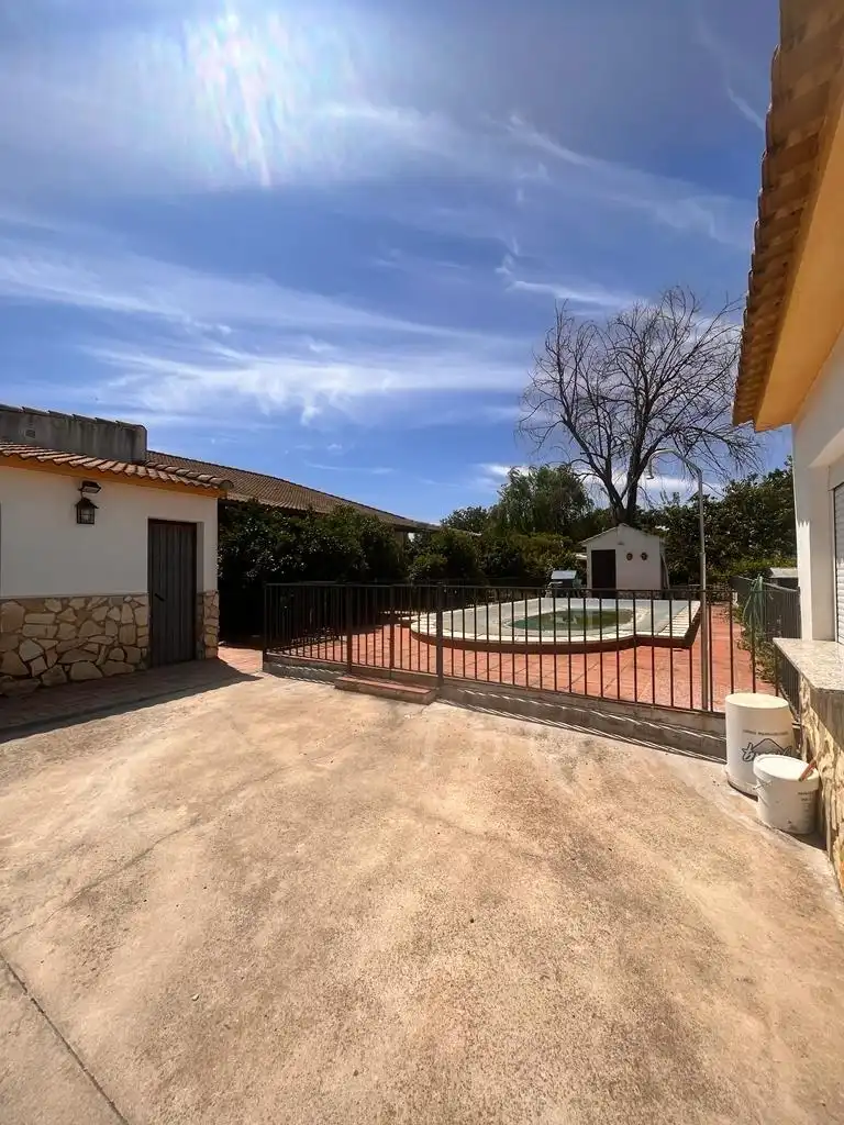 Vista exterior de Casa o xalet en venda en Córdoba amb Aire condicionat, Jardí privat i Terrassa
