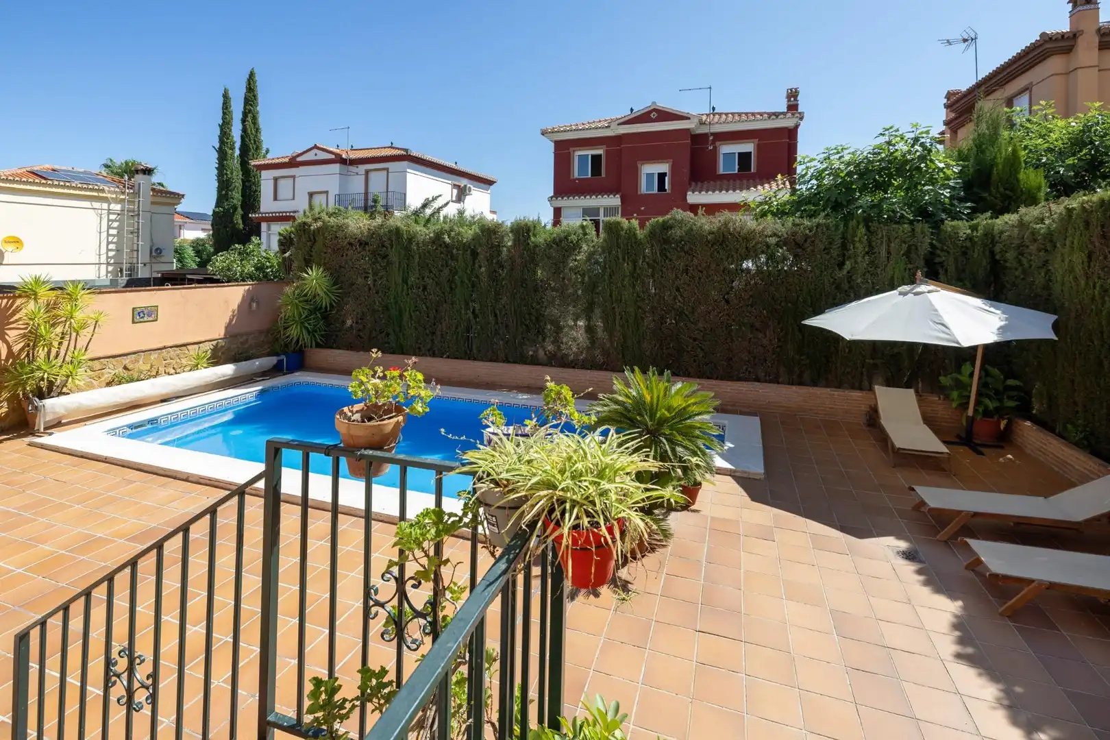Piscina de Casa o chalet en venta en Cúllar Vega con Aire acondicionado, Calefacción y Jardín privado
