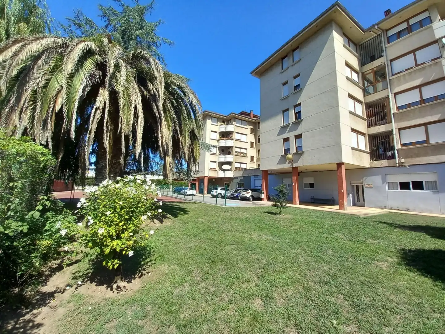 Vista exterior de Piso en venta en Torrelavega  con Calefacción, Jardín privado y Trastero