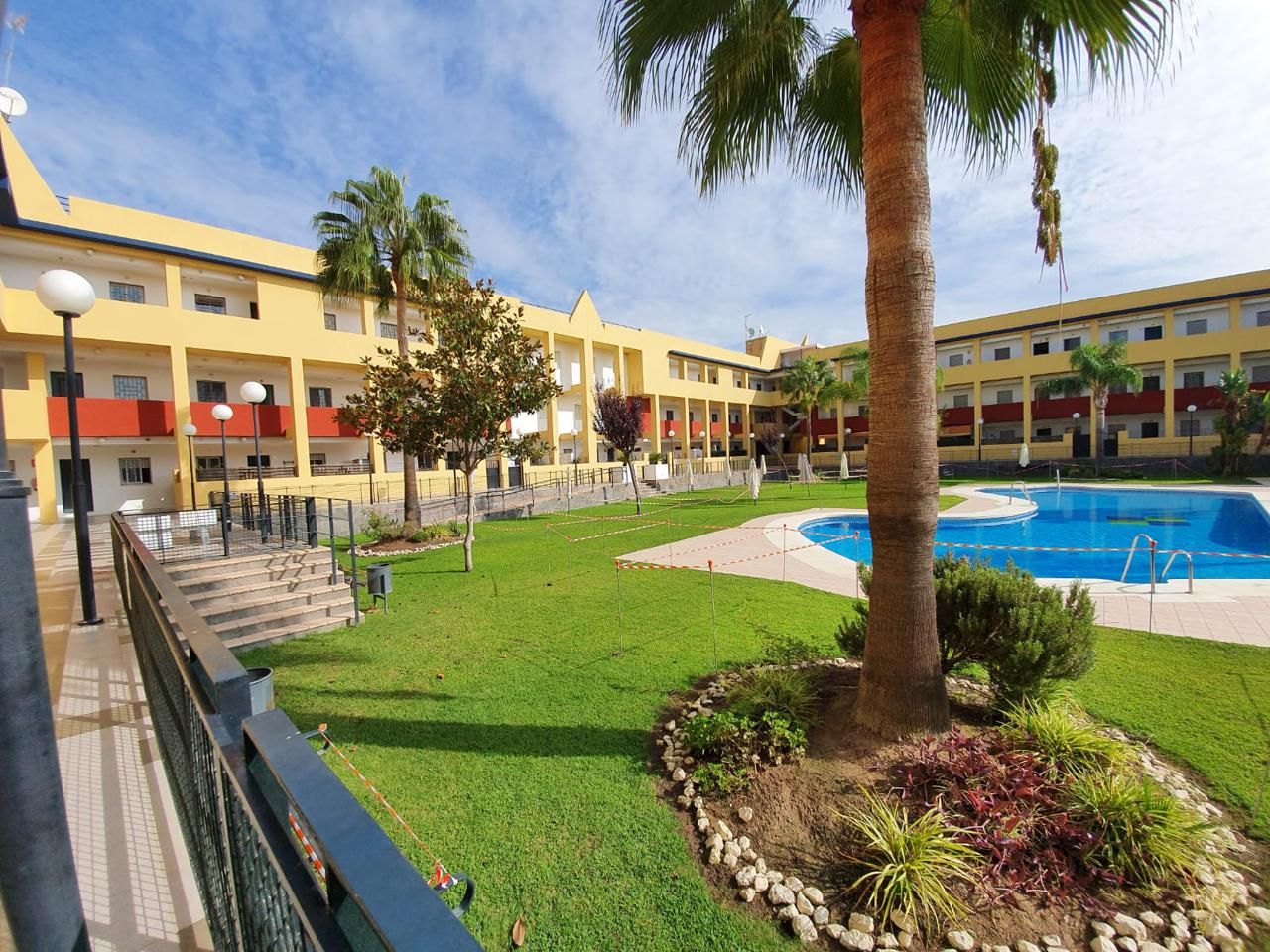 Vista exterior de Planta baixa de lloguer en Sanlúcar de Barrameda amb Aire condicionat, Jardí privat i Piscina comunitària