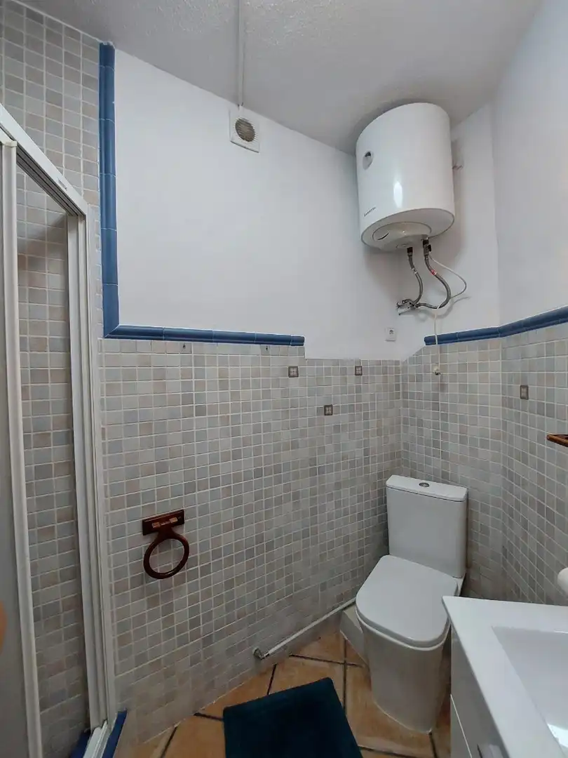 Baño de Apartamento de alquiler en Guardamar del Segura con Aire acondicionado, Calefacción y Terraza