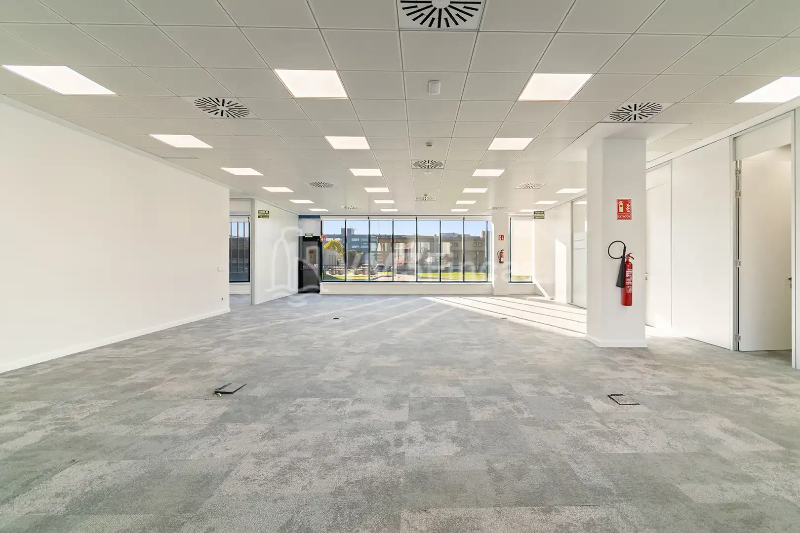 Büro zur Miete in El Prat de Llobregat mit Klimaanlage, Heizung und Terrasse