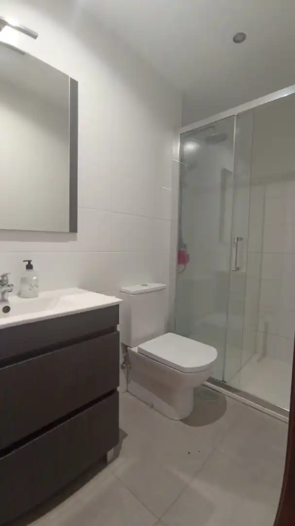 Bathroom of Flat for rent in Pontevedra Capital   with Heating, Furnished and Oven