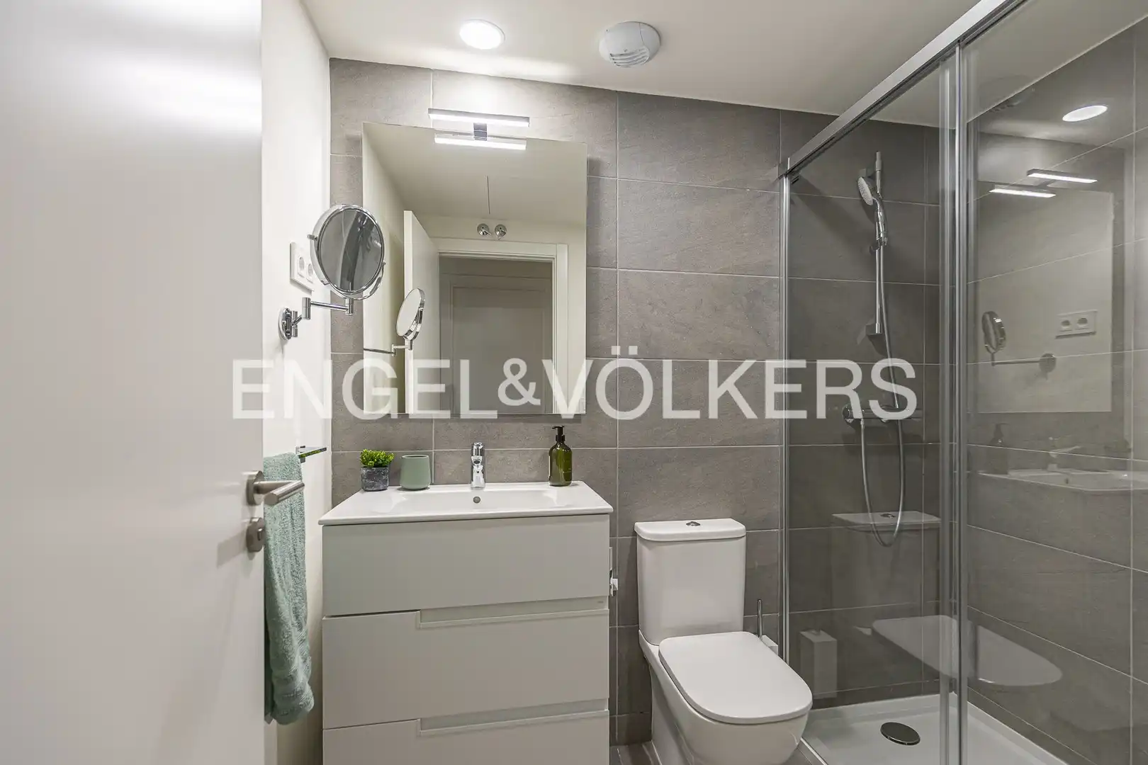 Bathroom of Flat for rent in Madrid  with Air Conditioner, Heating and Private garden