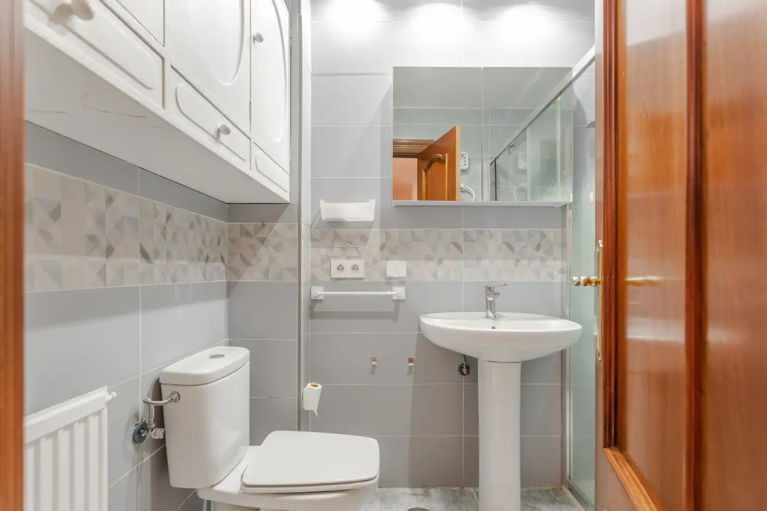 Badezimmer von Wohnung zum Verkauf in  Pamplona / Iruña mit Klimaanlage, Heizung und Abstellraum