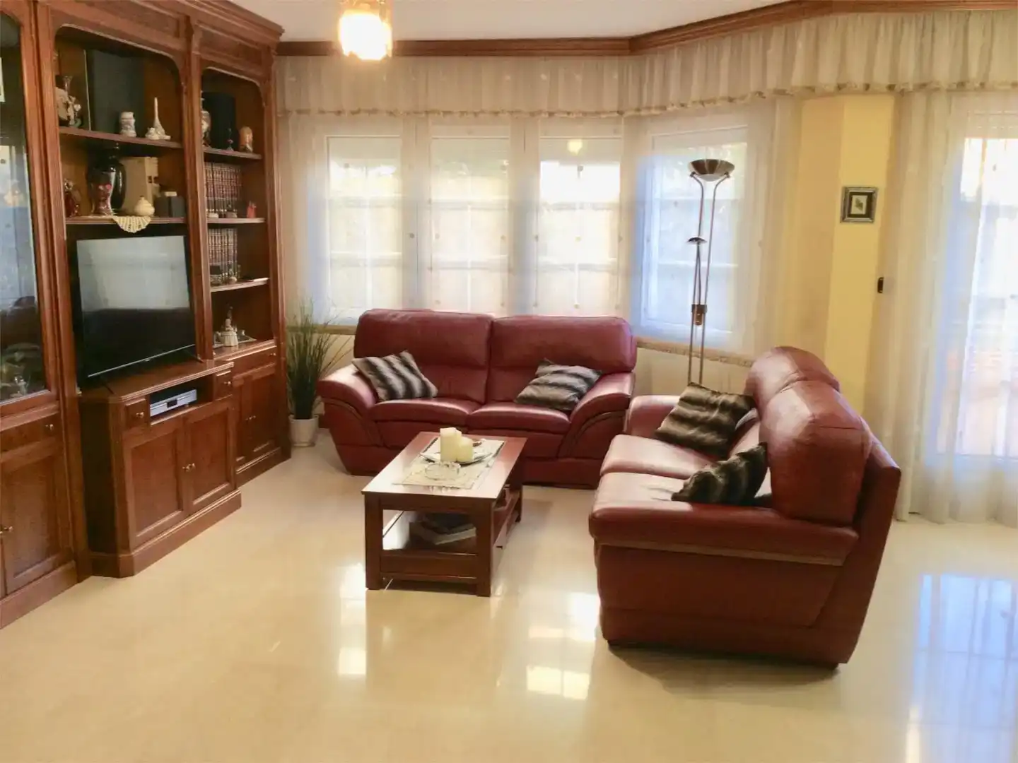 Sala d'estar de Casa adosada en venda en Huesca amb Jardí privat, Parquet i Moblat