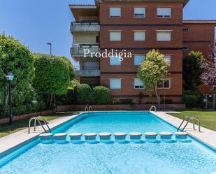 Swimming pool of Flat for sale in Sant Cugat del Vallès  with Air Conditioner, Heating and Terrace
