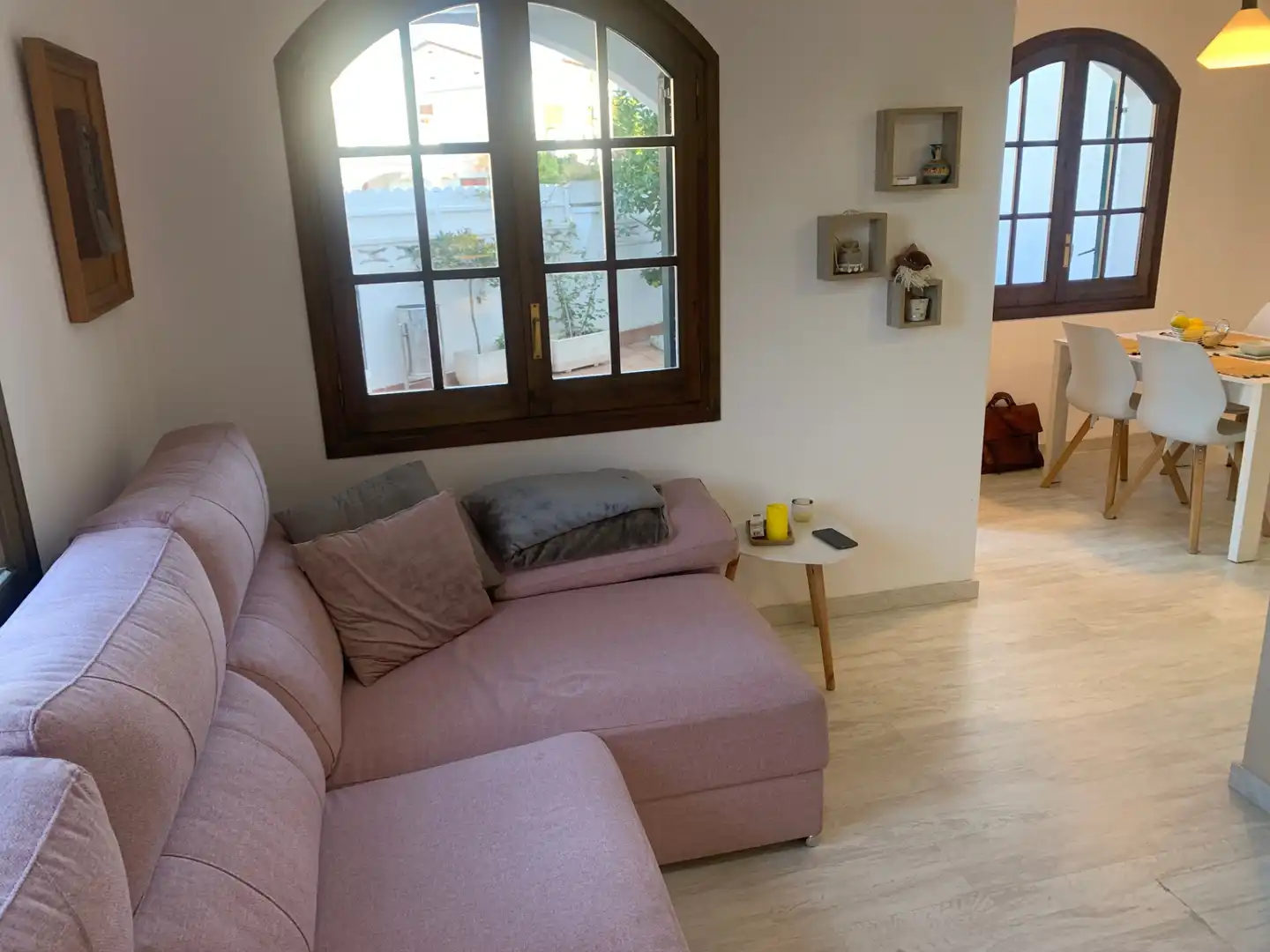 Wohnzimmer von Einfamilien-Reihenhaus zum Verkauf in Torredembarra mit Klimaanlage, Heizung und Privatgarten