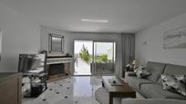Sala d'estar de Casa adosada en venda en Mijas amb Terrassa, Piscina i Balcó