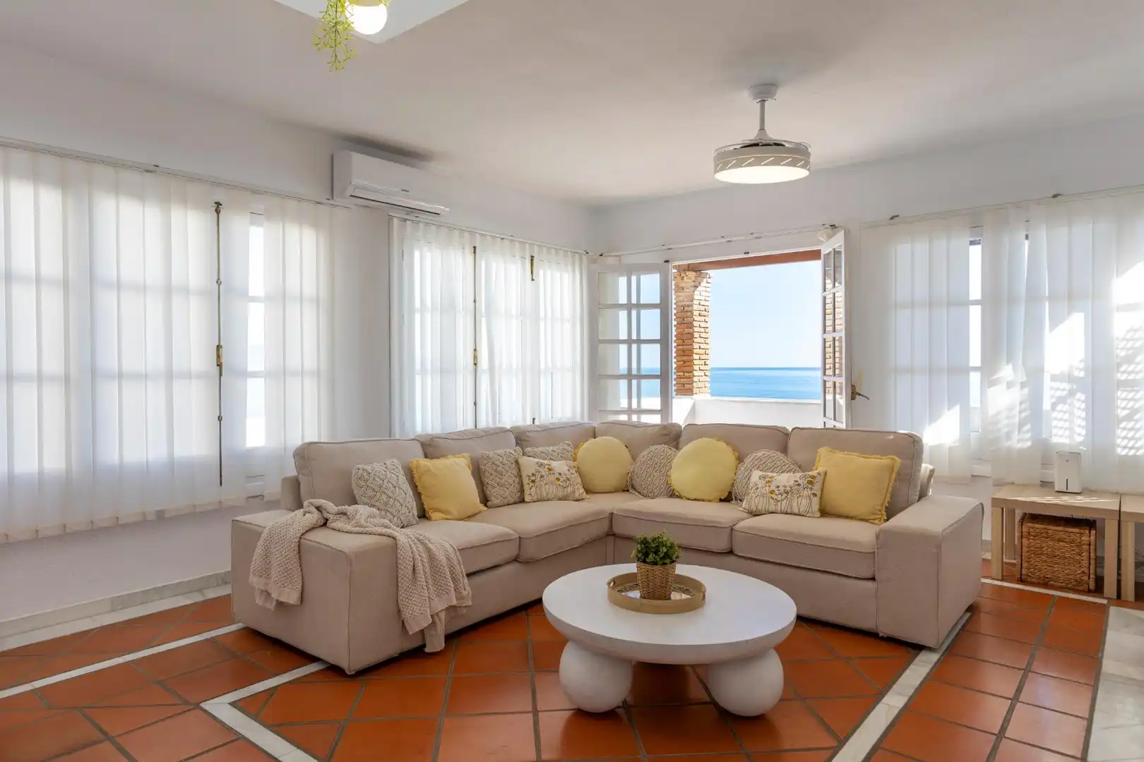 Sala de estar de Casa o chalet en venta en Almuñécar con Aire acondicionado, Jardín privado y Terraza