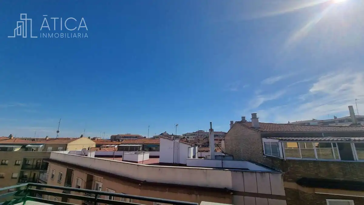 Vista exterior de Àtic de lloguer en San Bernardo - Carmelitas - Campus