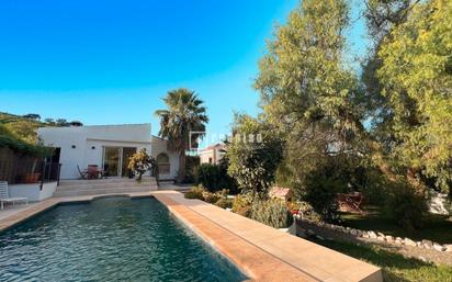 Vista exterior de Casa o xalet en venda en Coín amb Aire condicionat, Terrassa i Piscina