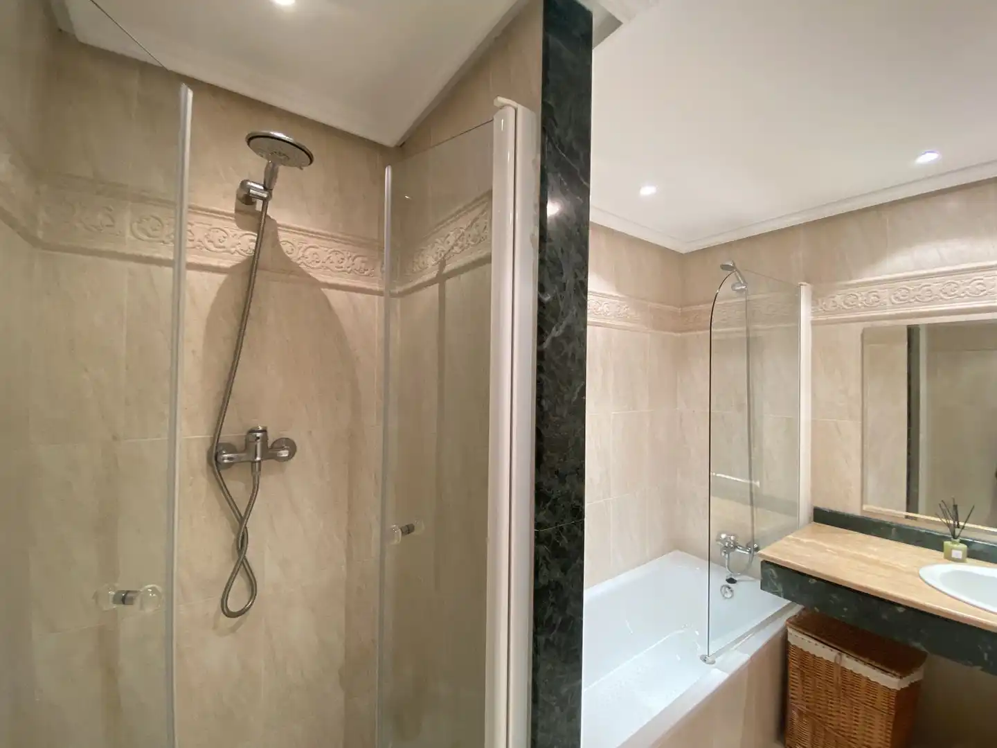 Bany de Apartament en venda en Estepona amb Aire condicionat, Terrassa i Traster
