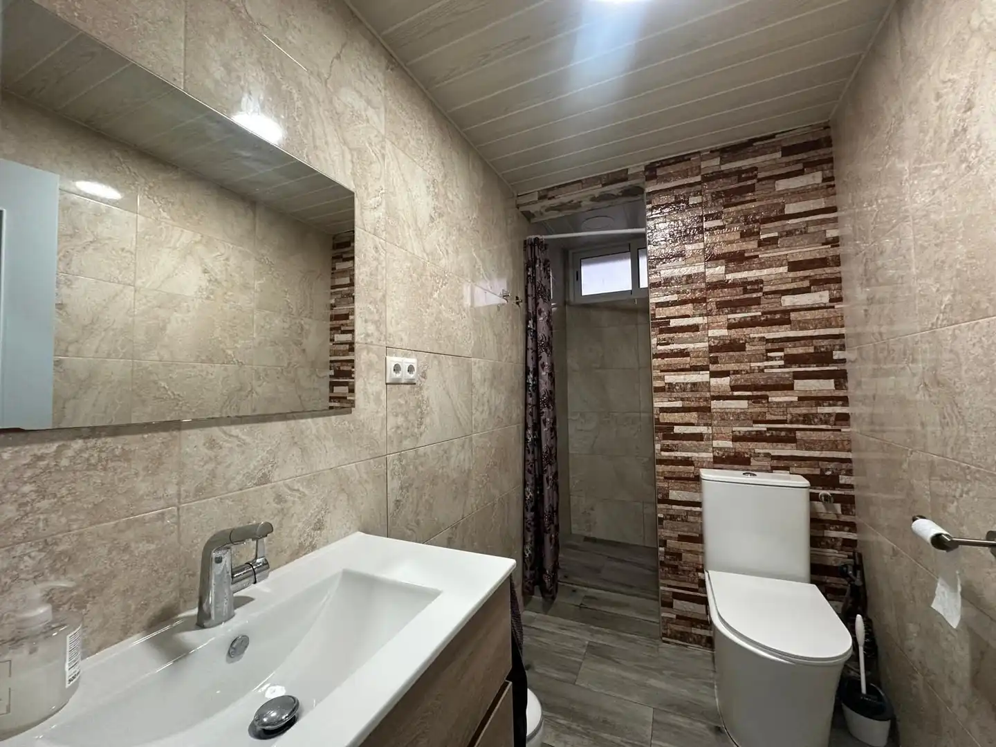 Bathroom of Flat for sale in Sevilla  with Air Conditioner and Furnished
