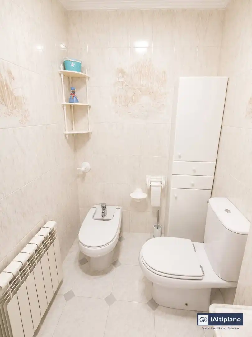 Baño de Piso en venta en Baza con Calefacción, Terraza y Trastero
