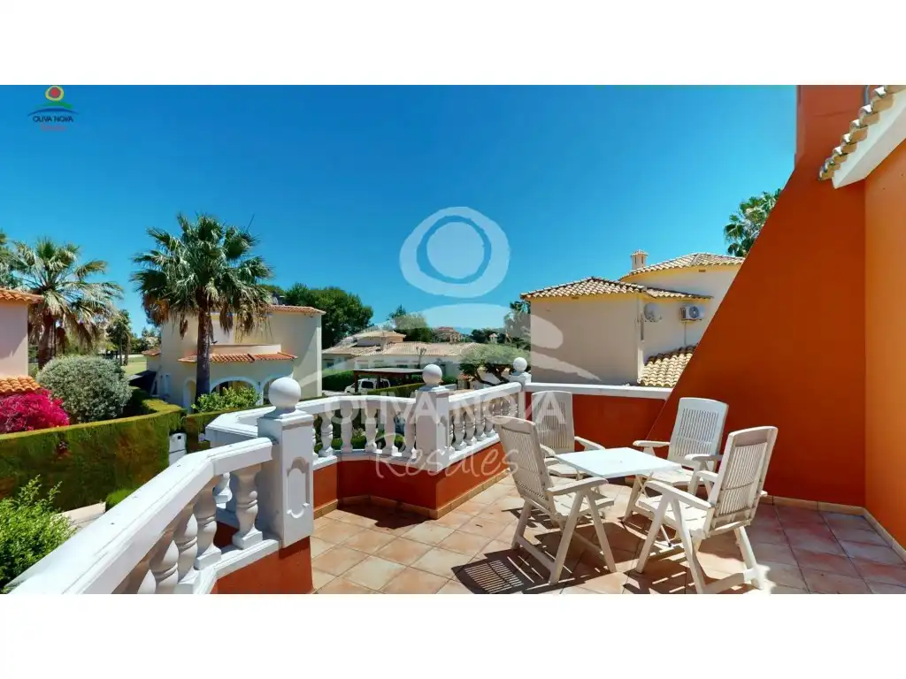 Vista exterior de Casa o xalet en venda en Oliva amb Jardí privat, Terrassa i Piscina