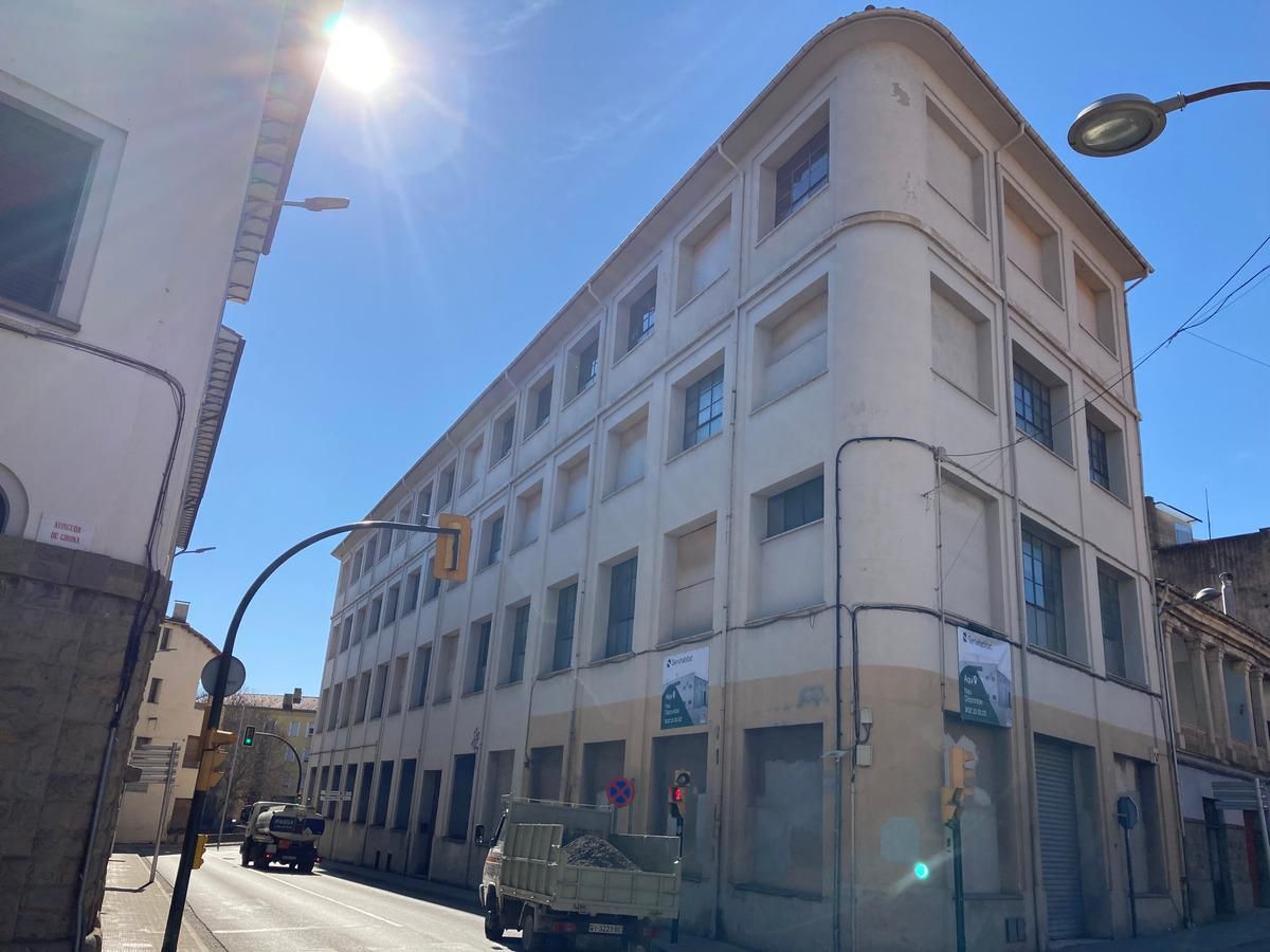 Vista exterior de Nau industrial en venda en Olot amb Calefacció
