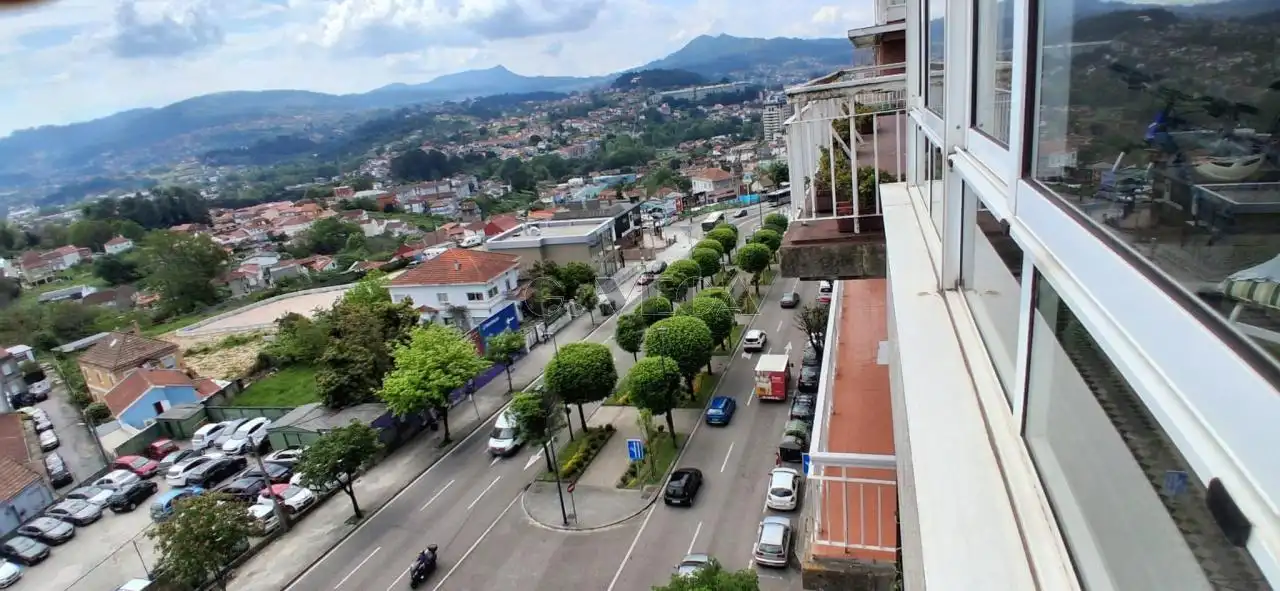 Vista exterior de Piso en venta en Vigo  con Calefacción y Parquet