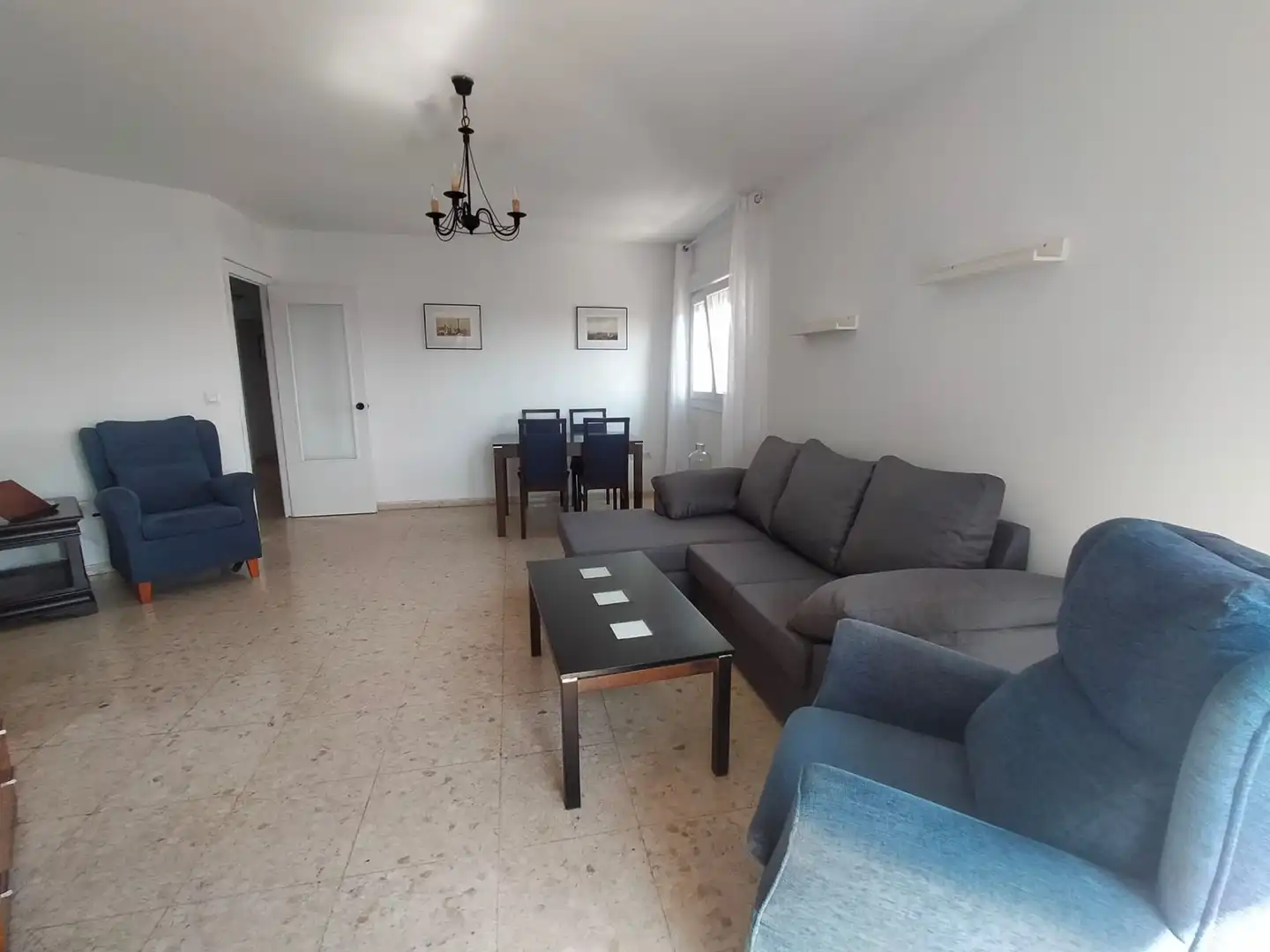 Sala d'estar de Pis de lloguer en La Línea de la Concepción amb Moblat