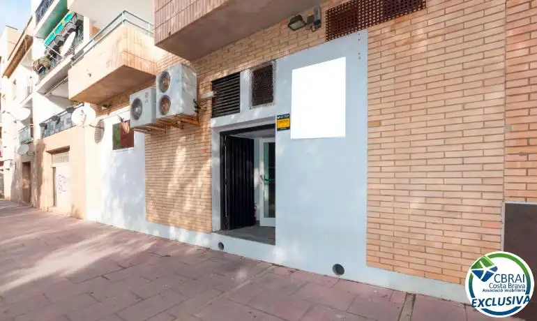 Locale commerciale in vendita a Calle Puig Rom 106 Bajos 106, imagen 3