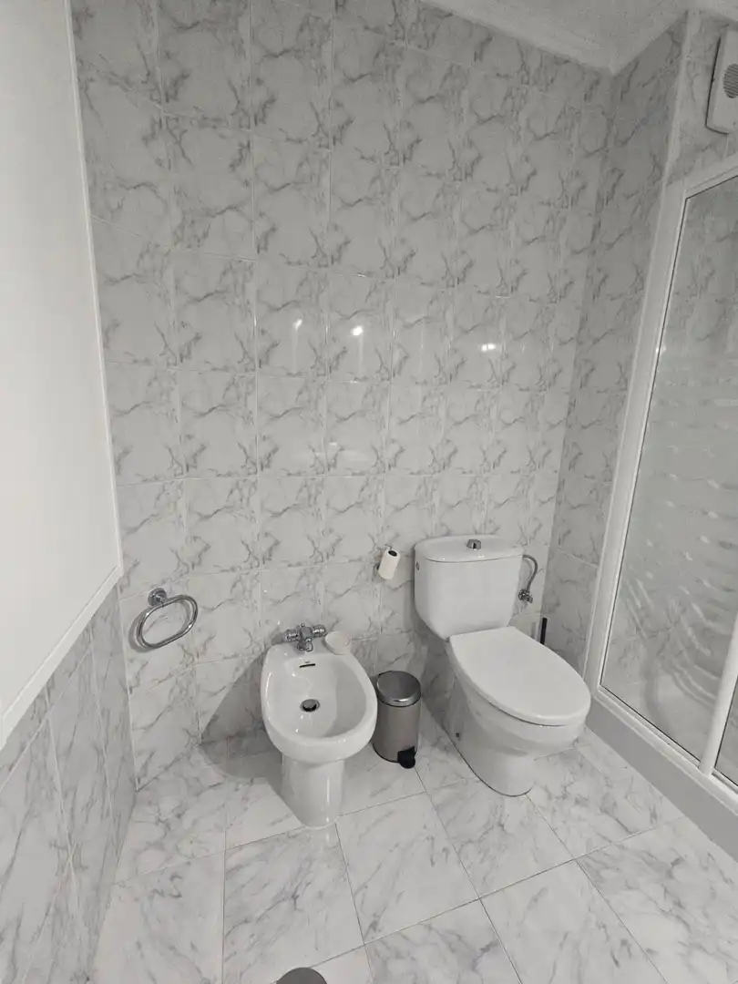 Badezimmer von Wohnung zur Miete in Dos Hermanas mit Klimaanlage, Terrasse und Möbliert