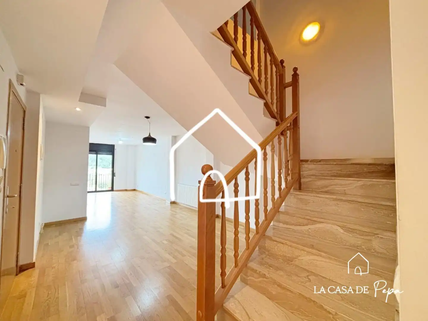 Außenansicht von Dachboden zum Verkauf in Begues mit Heizung, Parkett und Balkon