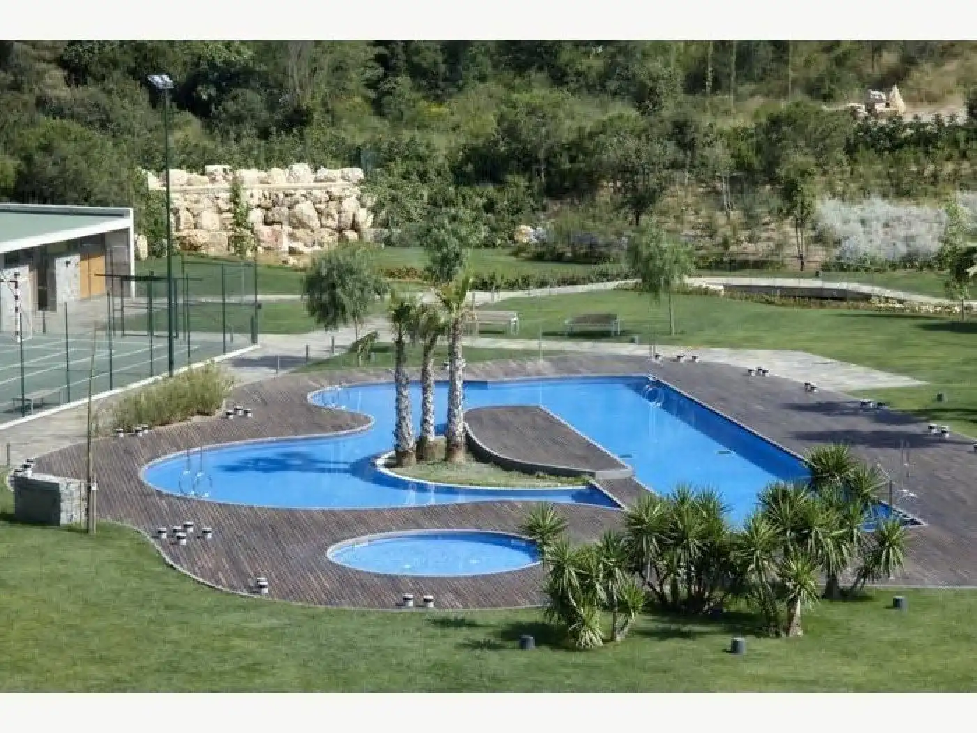 Piscina de Casa adosada en venda en Barcelona amb Aire condicionat, Calefacció i Jardí privat