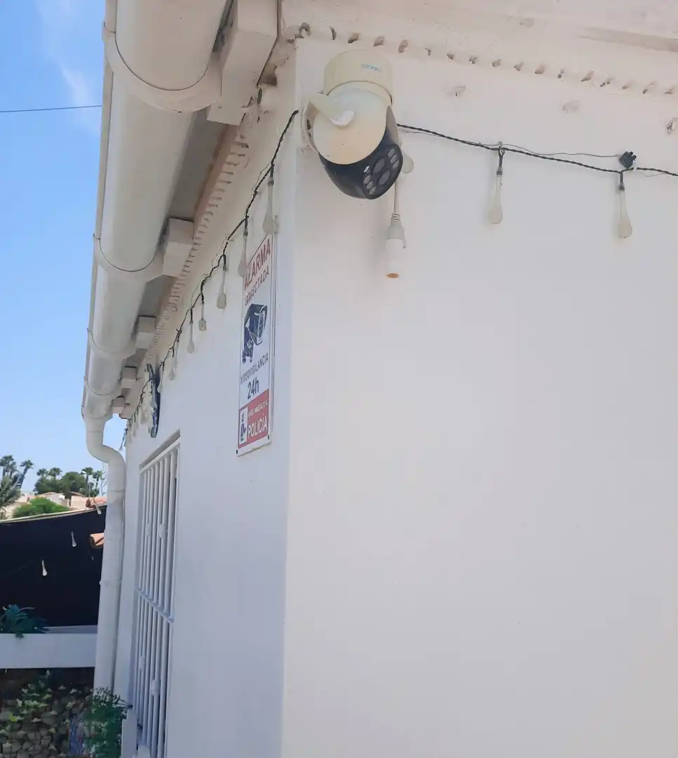 Vista exterior de Casa o xalet en venda en Torrevieja amb Aire condicionat, Jardí privat i Terrassa