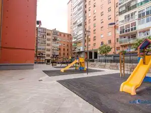 Außenansicht von Wohnung zum Verkauf in Bilbao  mit Heizung und Balkon
