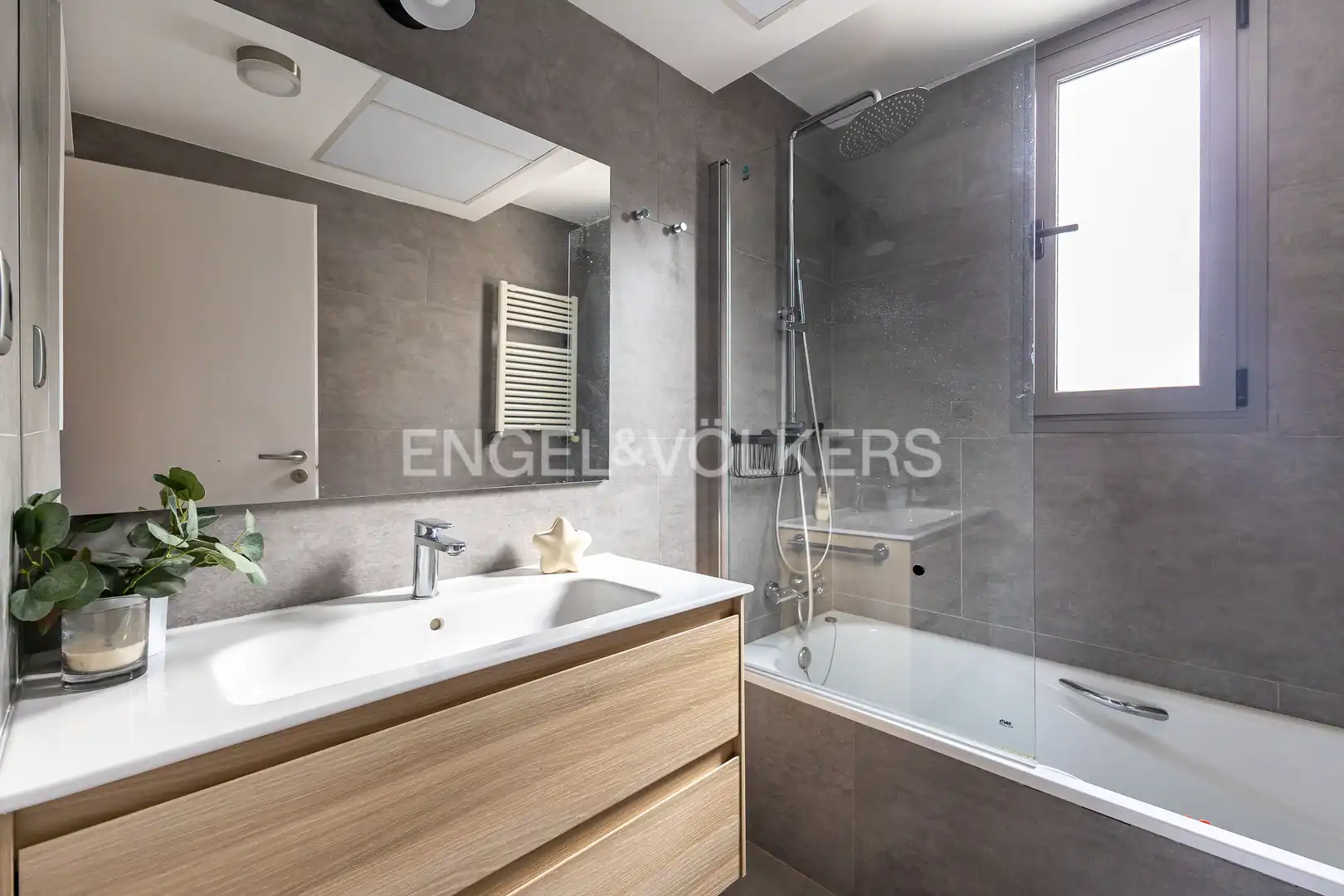 Bathroom of Ground floor for rent in Madrid  with Air Conditioner, Heating and Private garden